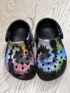 Crocs with fur hotsell tie dye