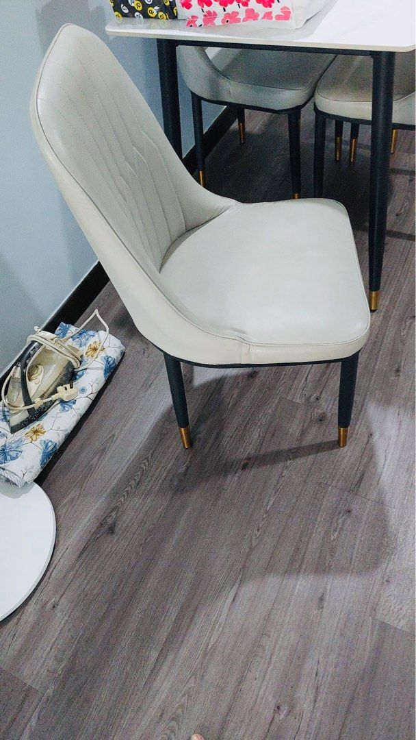 Dining table set (Category: Tables & Sets) located in Singapore. Submitted by marsxz (Listing ID 1282964868, Image 3). Description: Selling the dining table with 4 dining chairs for $250. Still in very good condition, minor to no flaws. Only 2 years old..