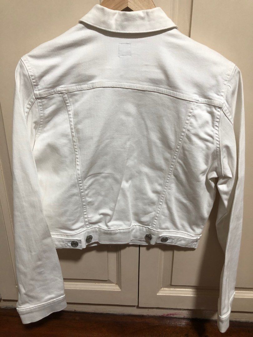 Gap white denim jacket (Category: Coats, Jackets and Outerwear) located in Mandaluyong City. Submitted by applebss (Listing ID 1282929271, Image 3). Description: Authentic white Gap denim jacket. Bought in Japan for ¥5000 ( Php 2500) .Pristine. Used only once for a few hours, looks & feels brand new.