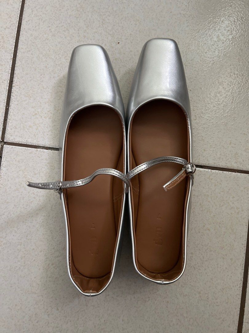 GVN Label Roberta Mary Janes in Silver (Category: Flats & Sandals) located in Manila. Submitted by sazonem (Listing ID 1282872411, Image 2). Description: Size: 7 Bought last December and used once only. So cute but I don’t think it suits me though. .