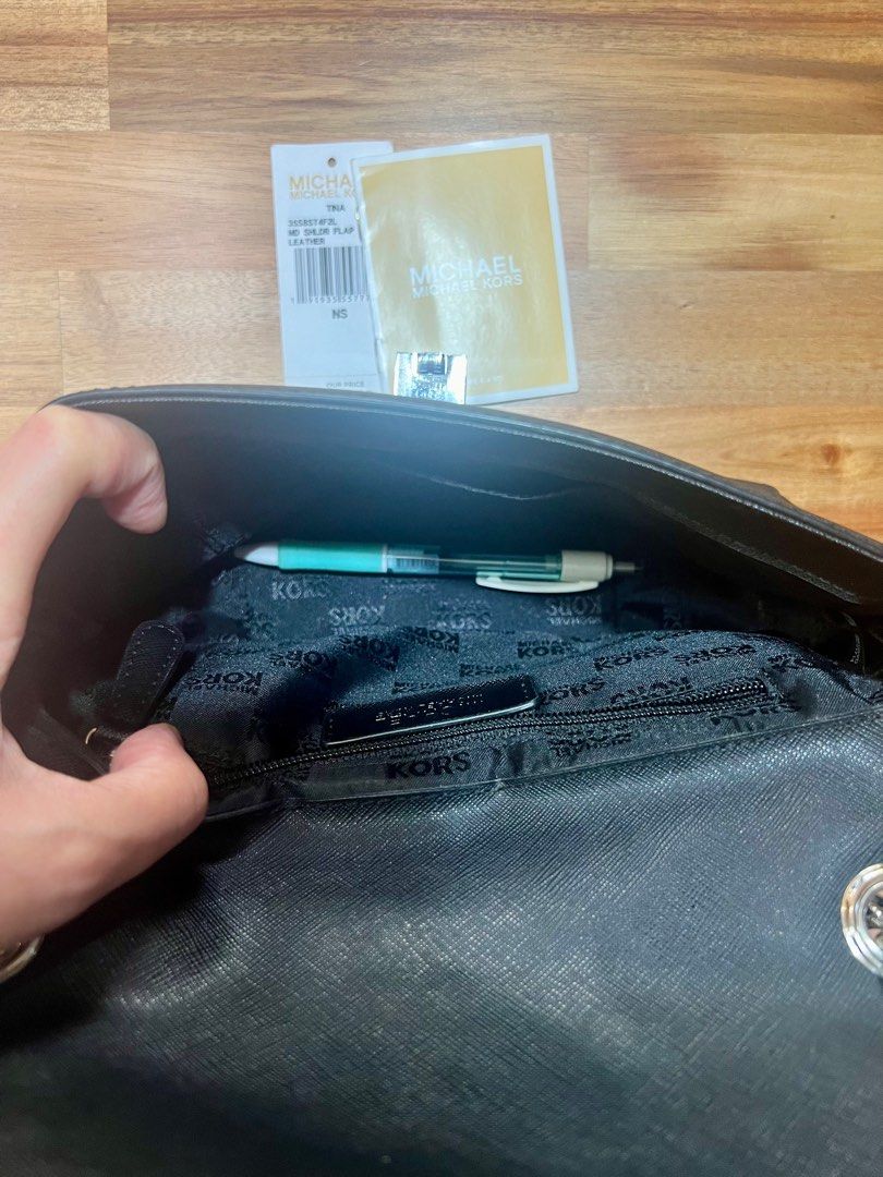 Michael Kors Shoulder/Crossbody Leather bag (Category: Luxury Bags & Wallets) located in Paranaque City. Submitted by mcmyg (Listing ID 1282886835, Image 3). Description: Michael Kors Saffiano Leather bag Can be worn crossbody or shoulder MOP: Gcash, BPI MOD: pickup at Paranaque via same day courier .