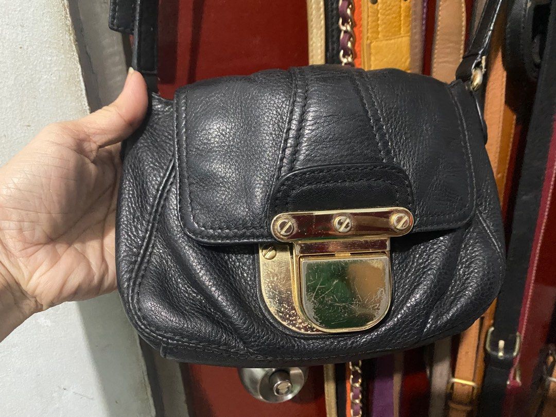 MK Sling Bag (Category: Luxury Bags & Wallets) located in Rizal. Submitted by preloved1143 (Listing ID 1282928361, Image 1). Description: Preloved Bag Original MK signs of usage sa hardware no cracks no cuts.
