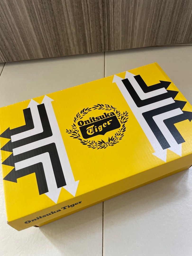 Onitsuka Tiger (Category: Sneakers) located in Singapore. Submitted by megan8value (Listing ID 1282838634, Image 3). Description: 26.5cm EU 42 UK 7.5 US 8.5.