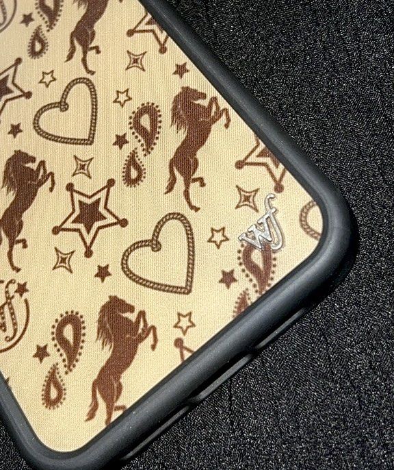 Preloved | Wildflower Case | Iphone 13 Pro Max Case (Rodeo) (Category: Cases & Sleeves) located in Tuguegarao City. Submitted by eckac (Listing ID 1282544338, Image 2). Description: •Without Box Willing to provide more pictures for evidence!! RFS: Phone Upgraded Mode of Payment: Bank Transfer/Gcash Shipping Option: Lalamove, J&T, LBC (Shipping Fee will be shouldered by Buyer) .