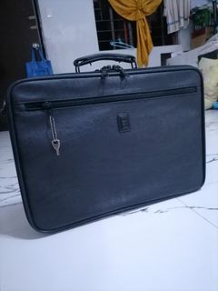 Private Space TB GEAR 01 Mens Business Bag - Made in Elephant Skin Leather with Strap, Working Lock with Key Excellent Condition pa!