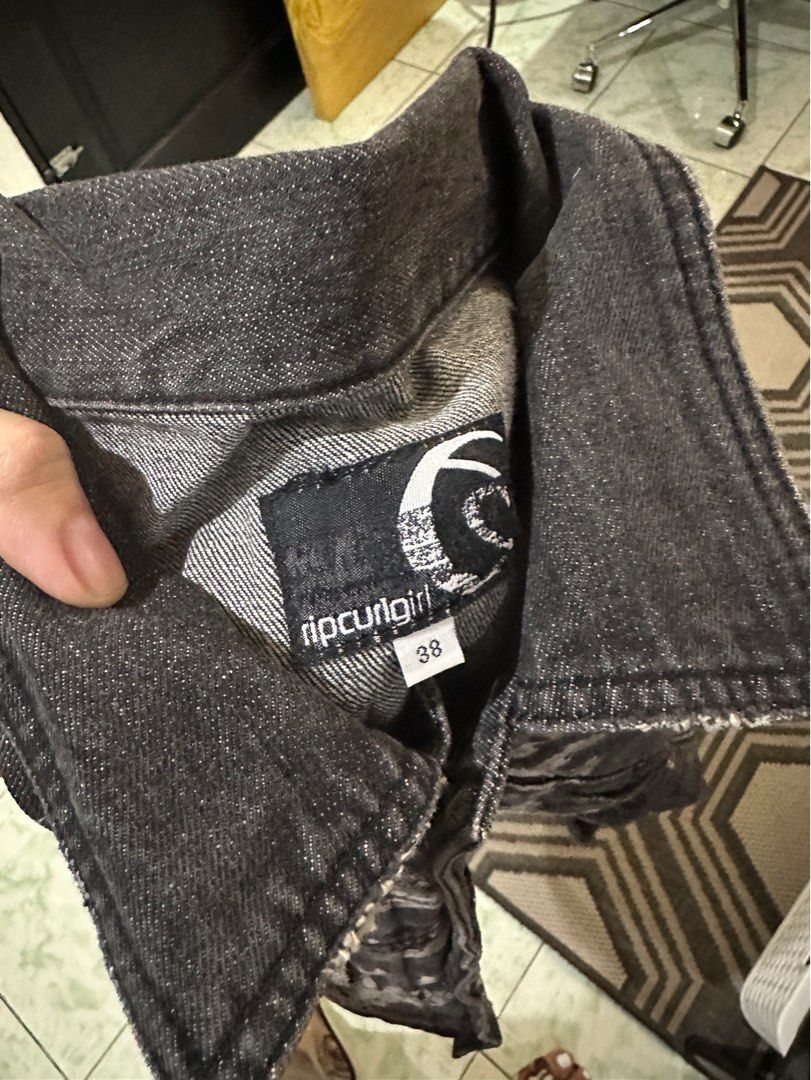 Ripcurl denim jacket (Category: Coats, Jackets and Outerwear) located in Binan City. Submitted by betchayboutique (Listing ID 1282865879, Image 3). Description: .
