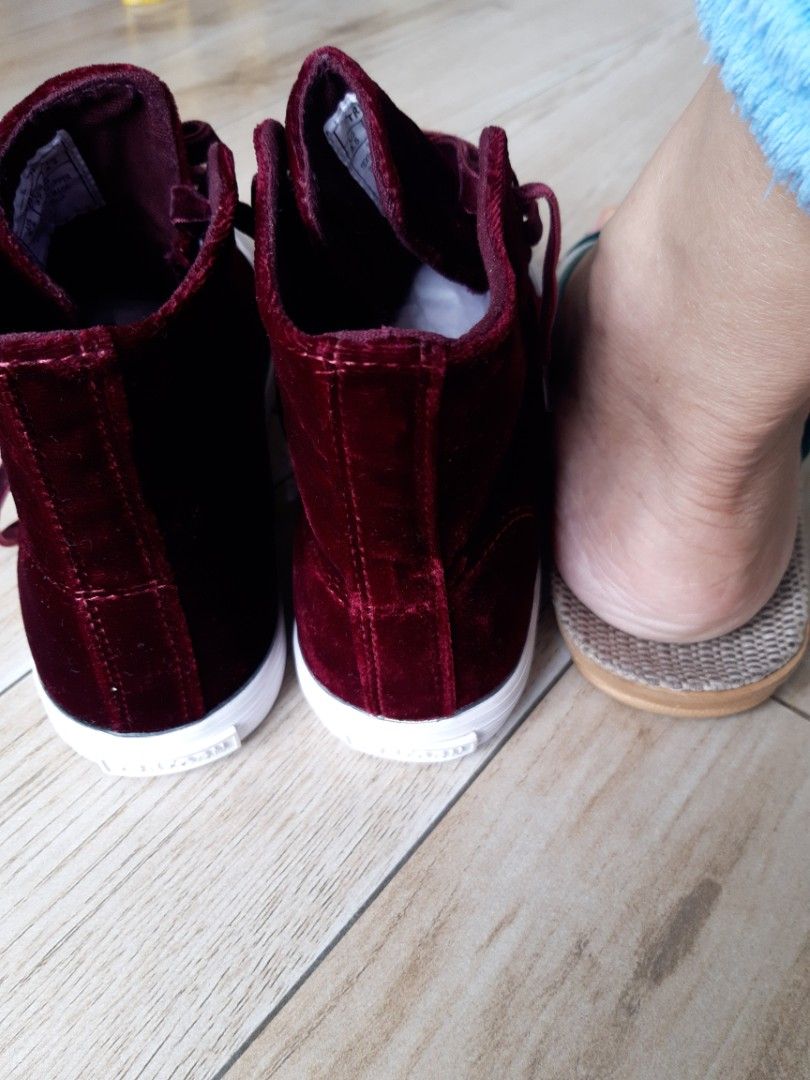 Tretorn Velvet Women s Fashion Footwear Sneakers on Carousell