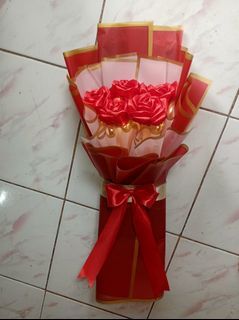 5pcs Satin Roses with lights and chocolates