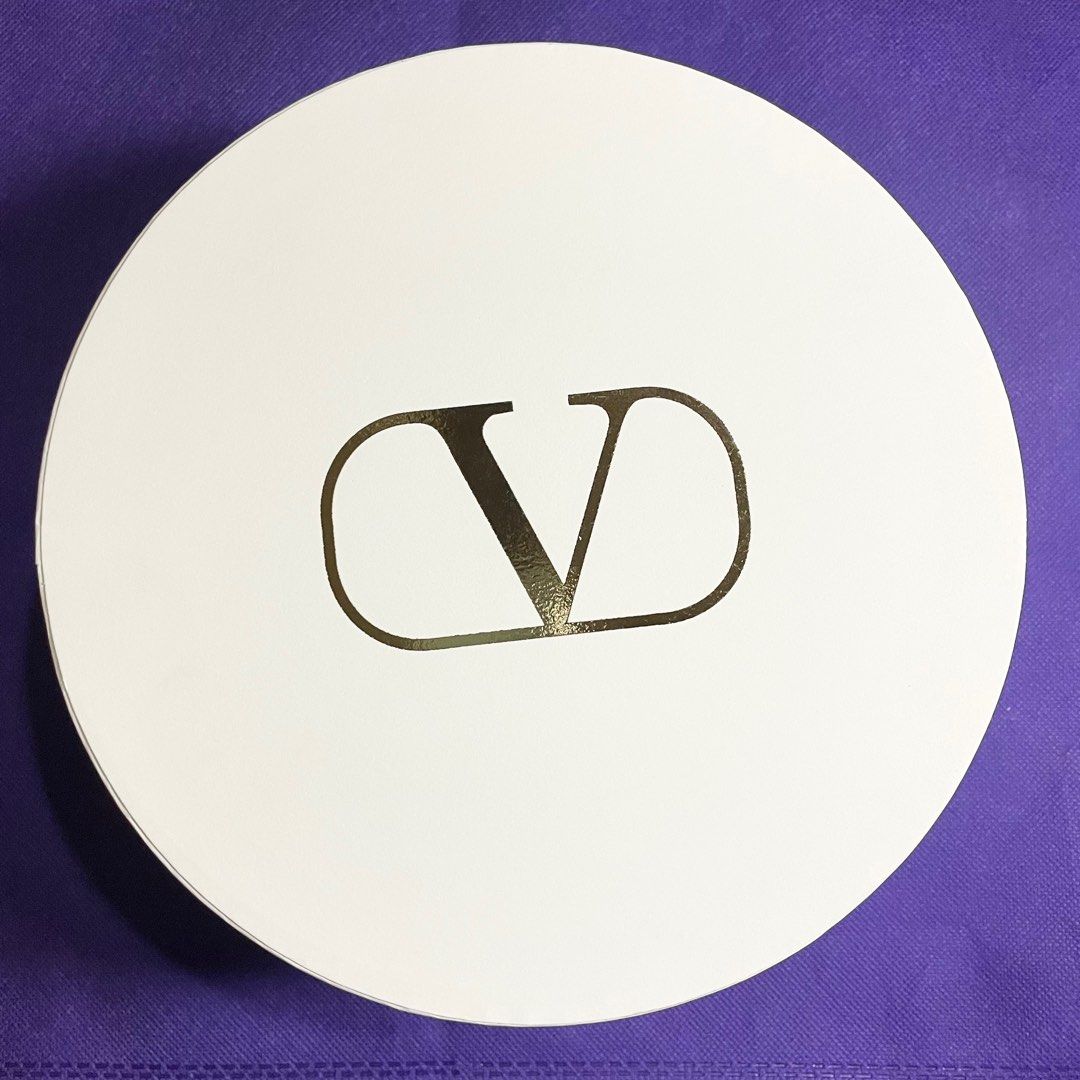 AUTHENTIC Sephora Large Valentin white storage gift box vanity makeup kit case (Category: Makeup) located in Pasig City. Submitted by vanityboutique (Listing ID 1283437417, Image 1). Description: Pm for more details what u see is what u get storage vanity case u can put many things inside very spacious Brand new and authentic Selling low and affordable One of the best selling brands in the makeup skincare perfume world .