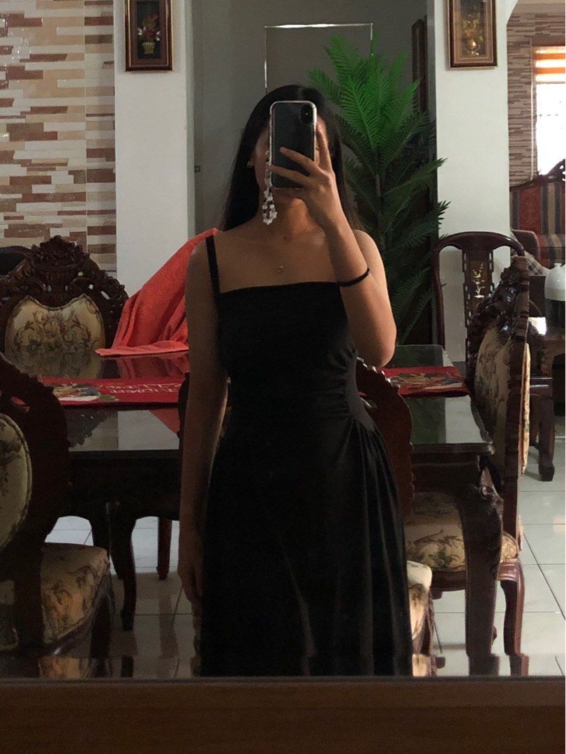 Black Dress (Category: Dresses) located in Minalin. Submitted by declutter_ry (Listing ID 1283209322, Image 3). Description: Bought here sa carousell for ₱350. Now selling for only ₱200. Used only once sa event noong December Super ganda ng fit! Lakas makasexy, mahihighlight ang curve mo dito legit hahaha Good for formal/semi-formal event No issues Fits xs-s frame Below the knee ang length super ganda! Bilhin nyo na! Good buy!.