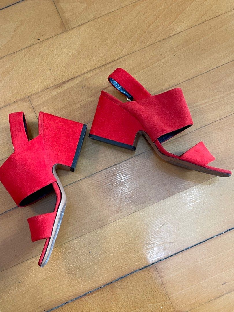 Celine heels （分類：鞋及波鞋）位於 Hong Kong。 由 EElaine 提交（商品編號 1283179700，圖片 3）。簡介： 100% real 專門店購入 少著 Fit 36.5-37.5。