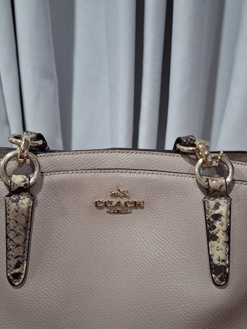 Coach Minetta Crossbody bag (Category: Luxury Bags & Wallets) located in Quezon City. Submitted by kayveee94 (Listing ID 1283215644, Image 2). Description: .