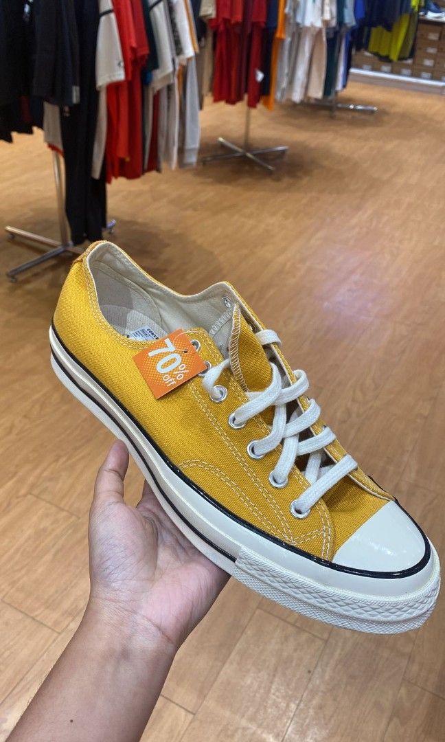 Chucks 7s low store