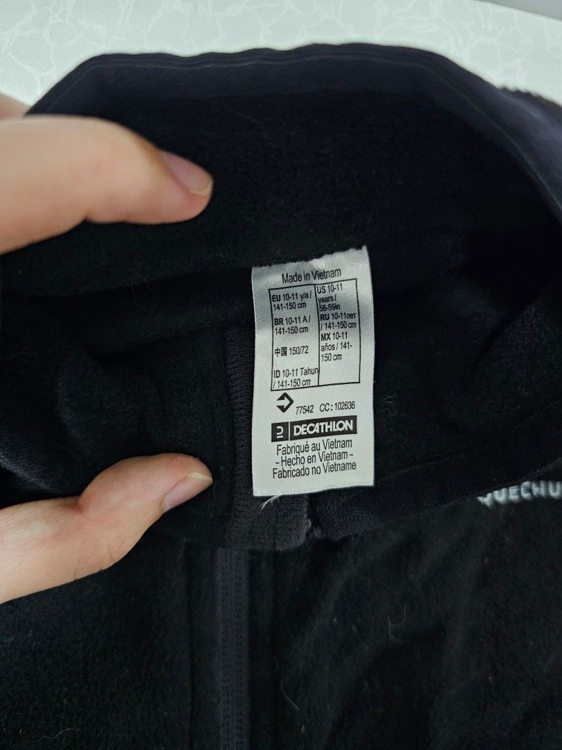Fleece Jacket (Category: Coats, Jackets and Outerwear) located in Singapore. Submitted by h320gh (Listing ID 1283275639, Image 2). Description: warmth Double-sided micro fleece. Its 200 g/sqm density provides maximum comfort breathability Polyester knit: allows the vapour produced by the body to escape (RET=6.3) lightweight Only 245 g in size 10-11 years pockets Two zipped pockets, convenient for safely carrying your belongings compact design Com