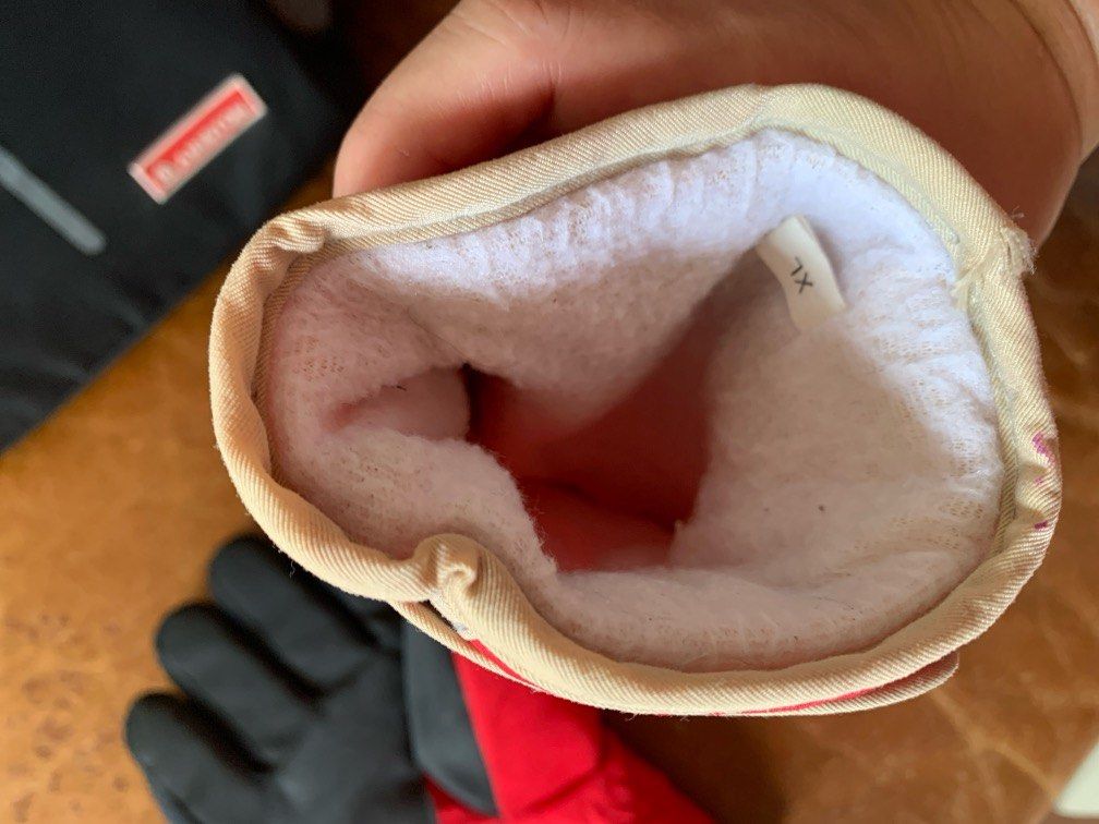 Winter Gloves (Category: Gloves) located in Singapore. Submitted by luckly8 (Listing ID 1283149821, Image 3). Description: If interest pls self collect at Blk 544 Hougang ave 8 Cash n carry Only Thanks.