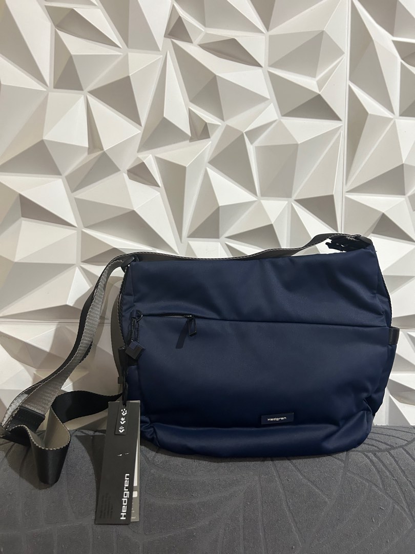 Hedgren triangular sling on sale bag