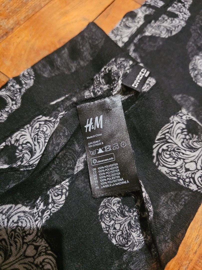 H M Black Skull Print Scarf Women s Fashion Watches
