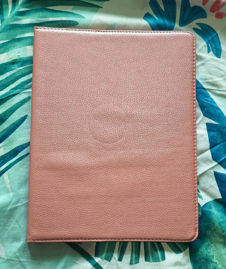 IPAD PRO 12.9 (2020/21/22) CASE - ROSE GOLD (Category: Cases & Sleeves) located in Quezon City. Submitted by lovesadhappy (Listing ID 1283152899, Image 2). Description: IPAD PRO 12.9 (2020/21/22) CASE TYPE: ROTATE LEATHER CASE COLOR: ROSE GOLD Original price: 300 PHP RFS: wrong size; my ipad pro 12.9" is 2017 version :( Also available in black! PRICE: 150 PHP + LSF MOP: GCASH/MAYA/BDO/BPI.