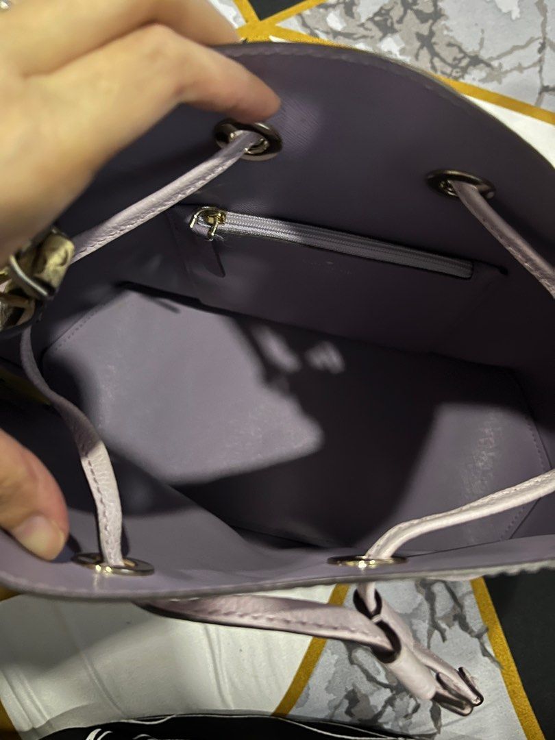 Katespade bucket bag (Category: Luxury Bags & Wallets) located in Makati City. Submitted by pochiiii (Listing ID 1283261305, Image 2). Description: Bought for 9k has flaw on the handle due to storage.