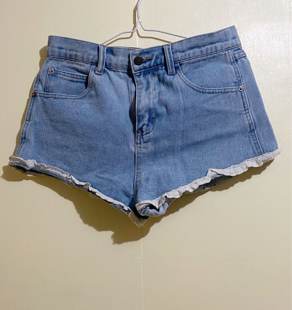 Maong Shorts (Category: Shorts) located in Quezon City. Submitted by bleu_decluttering (Listing ID 1283149999, Image 1). Description: Maong Shorts Forever 21 Size 27-28 RFS: Decluttering Original Price: ₱ 1,599 Selling Price: ₱ 250.