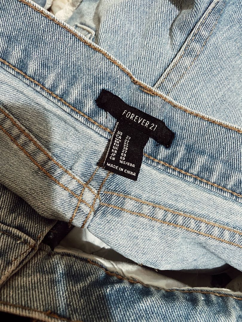 Maong Shorts (Category: Shorts) located in Quezon City. Submitted by bleu_decluttering (Listing ID 1283149999, Image 3). Description: Maong Shorts Forever 21 Size 27-28 RFS: Decluttering Original Price: ₱ 1,599 Selling Price: ₱ 250.