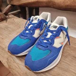 New balance new arrivals junior trainers sale