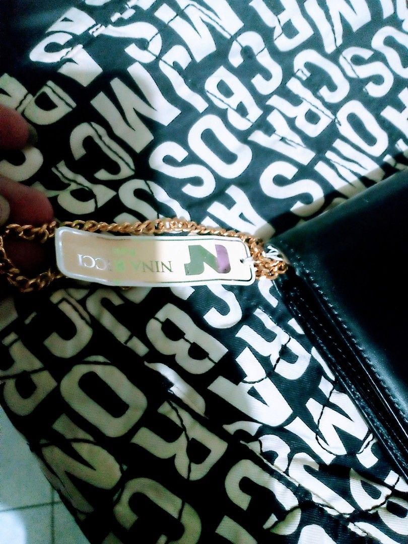Nina Ricci long leather wallet (Category: Luxury Bags & Wallets) located in Paranaque City. Submitted by maikeelicious (Listing ID 1283283290, Image 2). Description: Nina Ricci leather wallet.