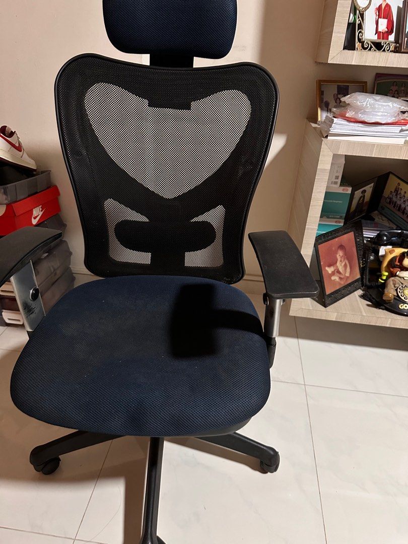 Staples hotsell crusader chair