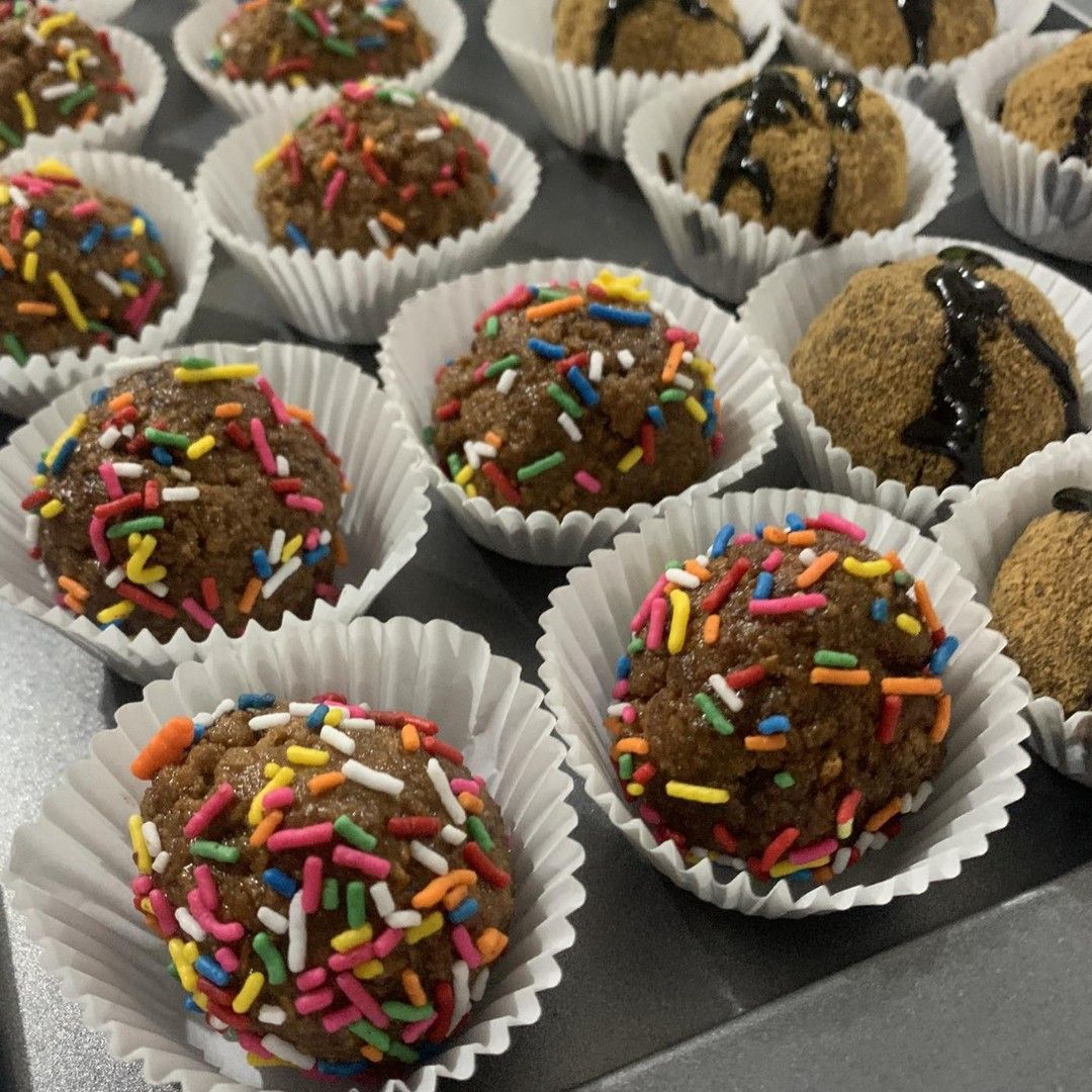 PRE-ORDER |Homemade Big Graham Balls (with marshmallows) (Category: Homemade Bakes) located in Paranaque City. Submitted by aesthete. (Listing ID 1283354178, Image 1). Description: Homemade Big Graham Balls filled with marshmallows 6pcs per tub 2 variants : Sprinkled & Chocolate Syrup ♡ Pre-order is now available ♡ Once ordered, no refunds MOP: Gcash MOD: Shope3 Checkout /Lalamove/J&T/Grab.