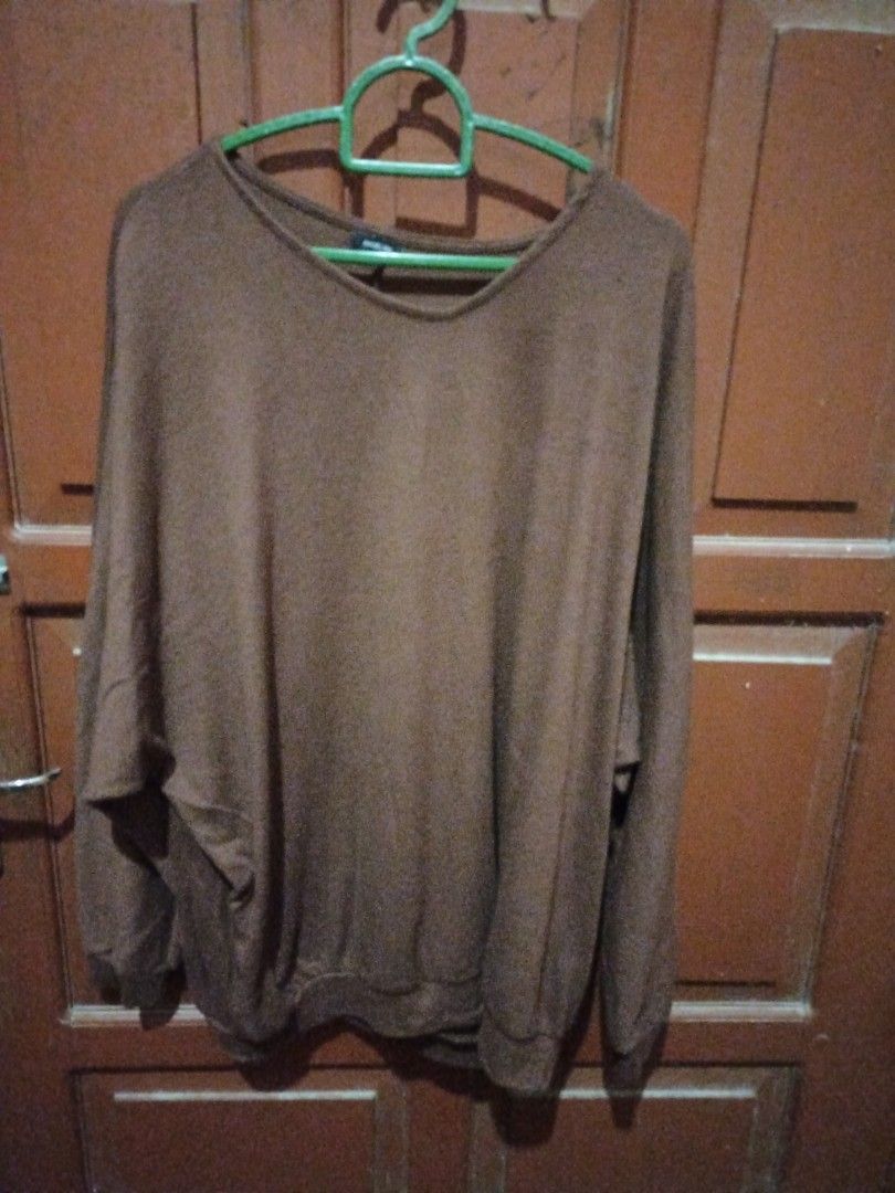 Sweaters Brown (Category: Coats, Jackets and Outerwear) located in Port Dickson. Submitted by emipreloved_99 (Listing ID 1283176073, Image 1). Description: -wanna clear wardrobe -just byr postage rm8+ charge rm2(minyak kereta etx) -ask for measurement just in case -siapa cepat dia dpt. who's pay first gets it first -any stain/kekotoran if ada akan diberitahu oleh seller. -more pic/detail ask je seller. seller baik jgn bimbang🤣 *not quite sure th