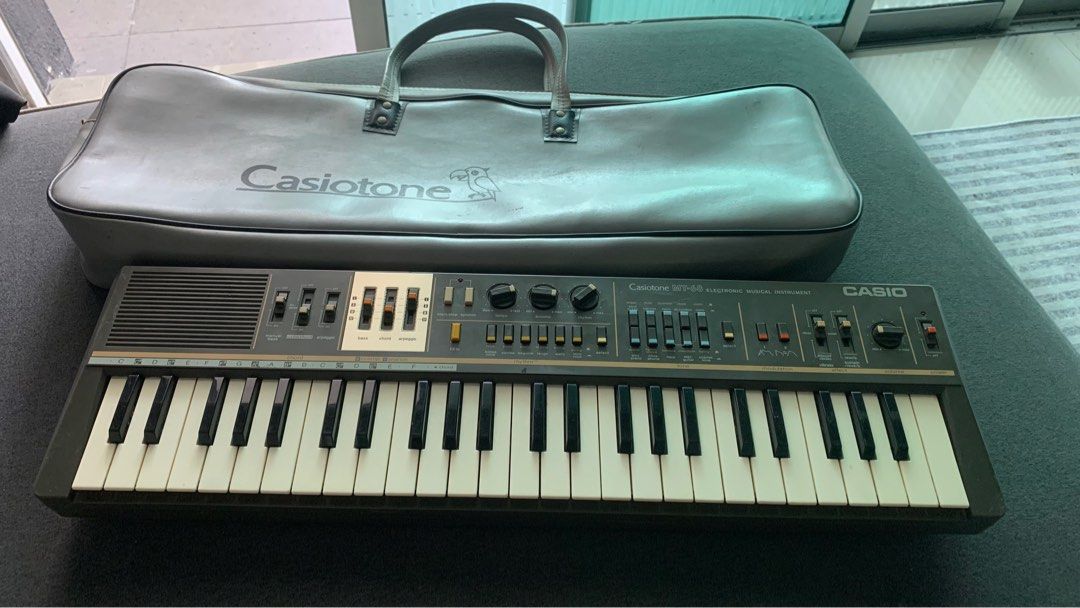 Vintage 80s Casiotone MT 68 keyboard