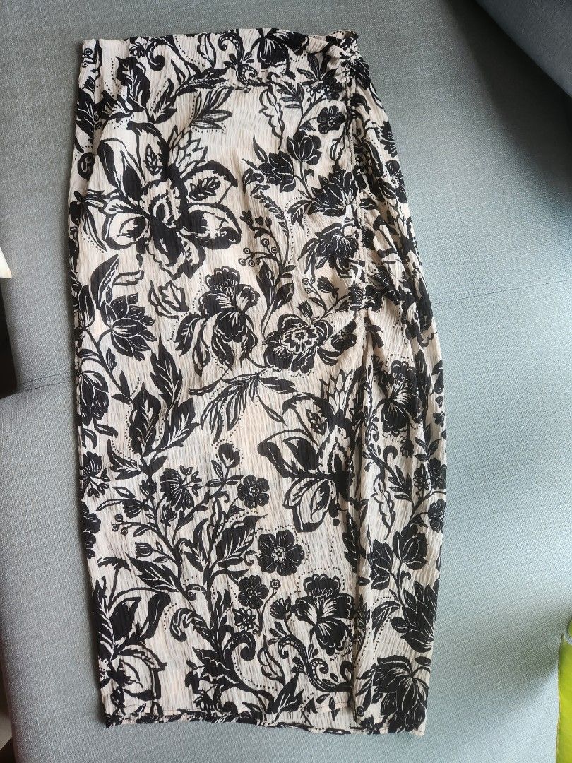 Zara floral skirt Black and white Women s Fashion Bottoms