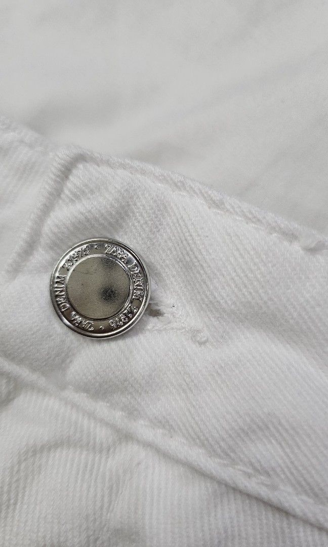 Zara White Denim Highwaisted Shorts (Category: Shorts) located in Mandaluyong City. Submitted by _kcastro (Listing ID 1283206449, Image 3). Description: No inner tags - cut it because it was itchy hahah Fits w27 Rfs: Not using it.