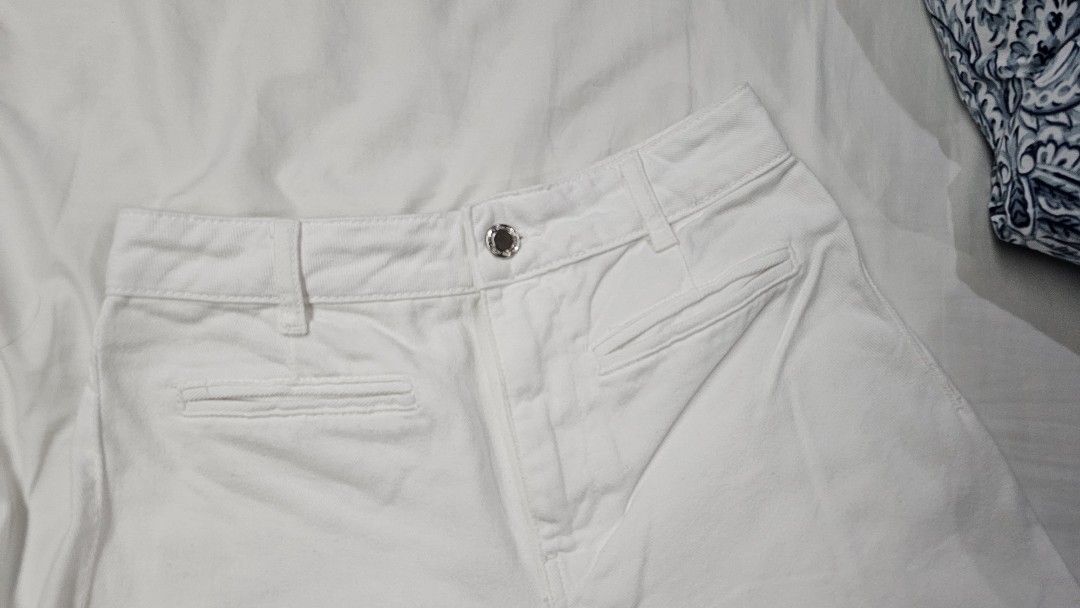 Zara White Denim Highwaisted Shorts (Category: Shorts) located in Mandaluyong City. Submitted by _kcastro (Listing ID 1283206449, Image 2). Description: No inner tags - cut it because it was itchy hahah Fits w27 Rfs: Not using it.