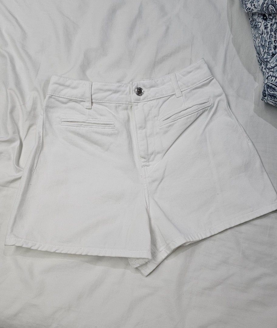 Zara White Denim Highwaisted Shorts (Category: Shorts) located in Mandaluyong City. Submitted by _kcastro (Listing ID 1283206449, Image 1). Description: No inner tags - cut it because it was itchy hahah Fits w27 Rfs: Not using it.