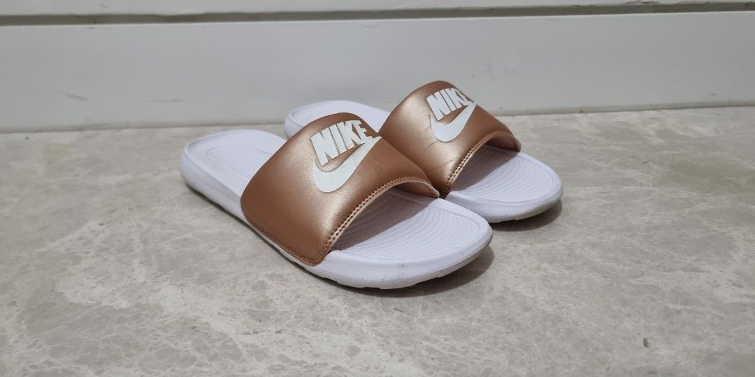 Nike slides store $20