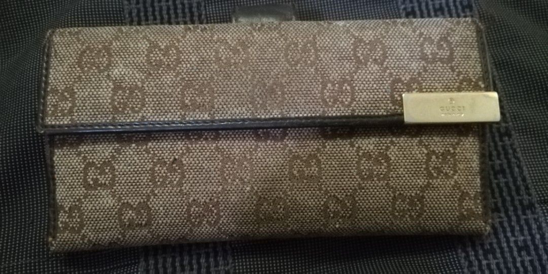 Authentic gucci wallet SALE (Category: Luxury Bags & Wallets) located in Manila. Submitted by lersonbrie (Listing ID 1276541470, Image 1). Description: Authentic gucci, this is a used item, with signs of use, leather still good, canvass not so good. Clean, no foul smell..