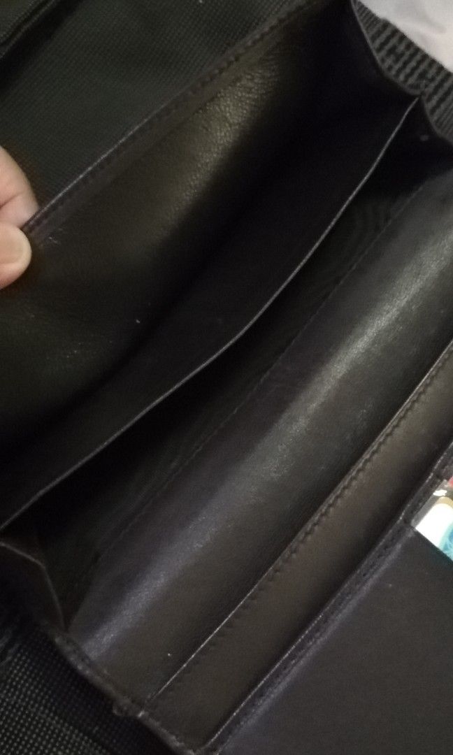 Authentic gucci wallet SALE (Category: Luxury Bags & Wallets) located in Manila. Submitted by lersonbrie (Listing ID 1276541470, Image 2). Description: Authentic gucci, this is a used item, with signs of use, leather still good, canvass not so good. Clean, no foul smell..