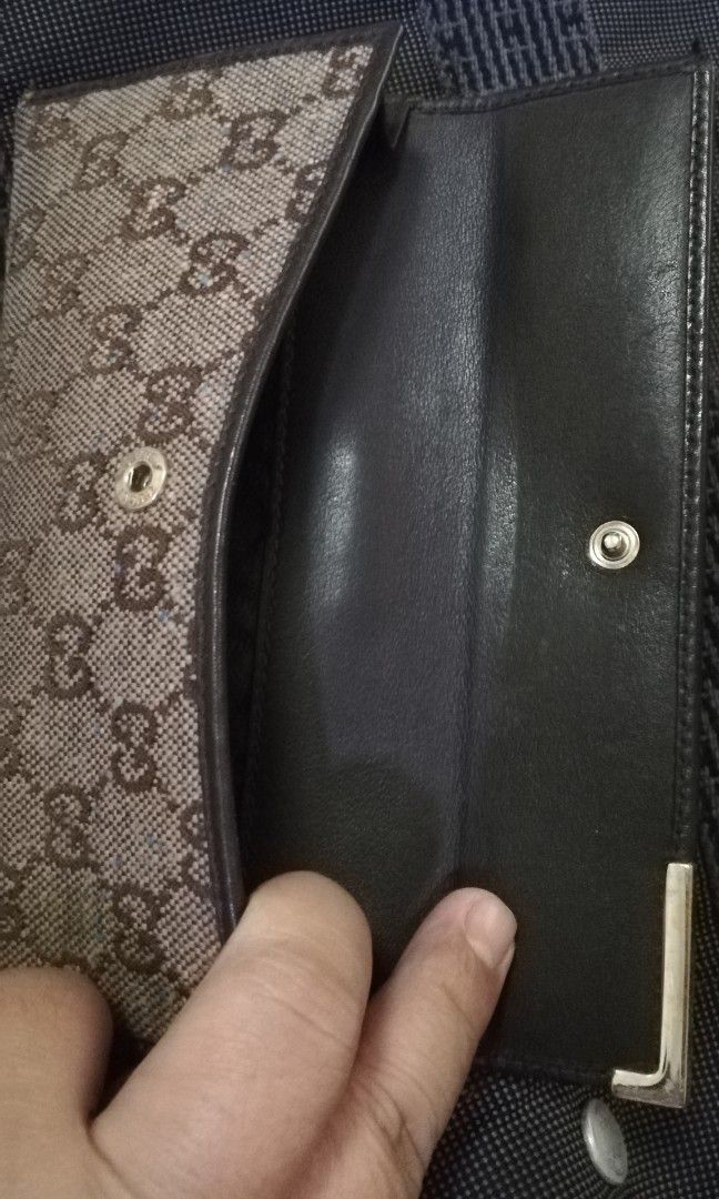 Authentic gucci wallet SALE (Category: Luxury Bags & Wallets) located in Manila. Submitted by lersonbrie (Listing ID 1276541470, Image 3). Description: Authentic gucci, this is a used item, with signs of use, leather still good, canvass not so good. Clean, no foul smell..