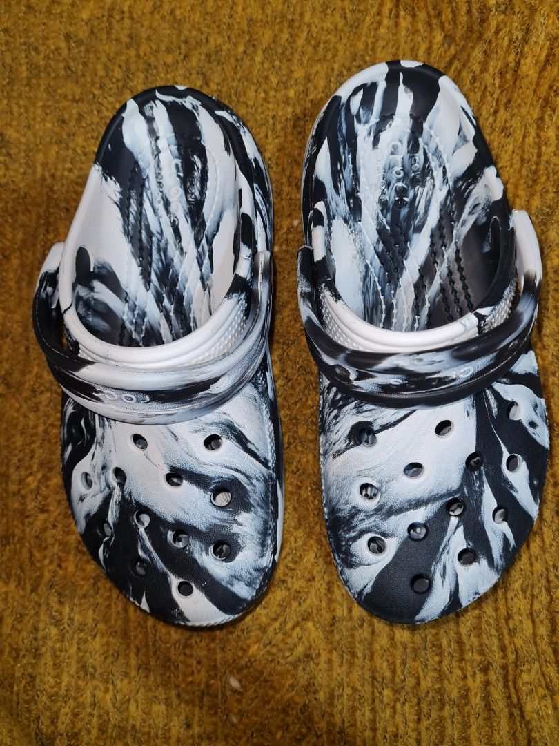 CROCS MARBLE, Women's Fashion, Footwear, Slippers and slides on Carousell
