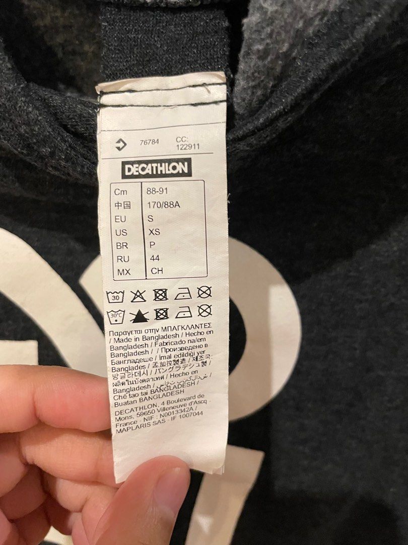 Decathlon Hoodie (Category: Coats, Jackets and Outerwear) located in Muntinlupa City. Submitted by kdloading (Listing ID 1276606915, Image 2). Description: XS 21x26.
