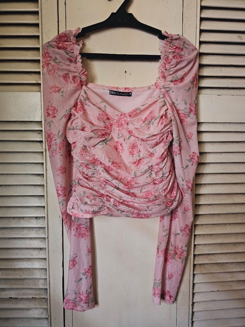 Floral Crop Top (Category: Others Tops) located in Manila. Submitted by everythingbelow150 (Listing ID 1276518354, Image 1). Description: .