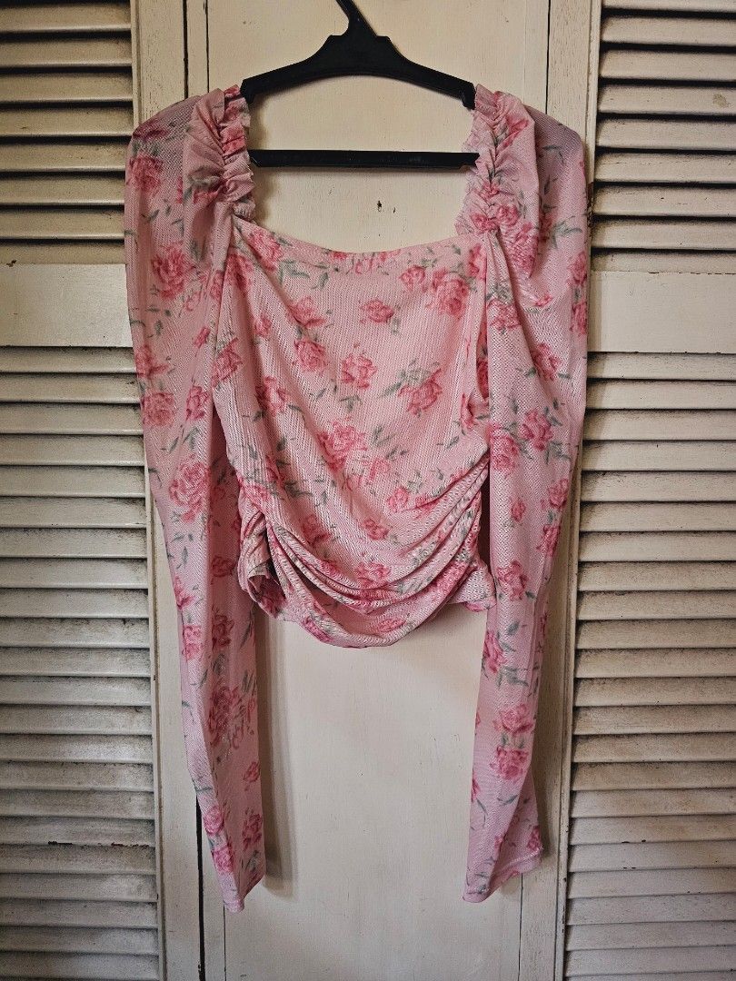 Floral Crop Top (Category: Others Tops) located in Manila. Submitted by everythingbelow150 (Listing ID 1276518354, Image 2). Description: .