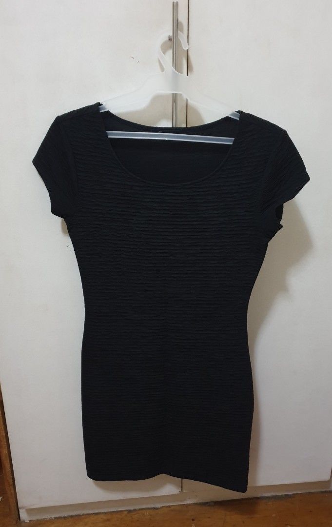 Forever 21 bodycon black dress (Category: Dresses) located in Makati City. Submitted by apple_gomez (Listing ID 1276552944, Image 1). Description: Brand: Forever 21 Color: Black Size: XS-S Preloved Actual color may vary. The color will appear different in various lighting conditions. Location: Makati Grab/lalamove/j&t.