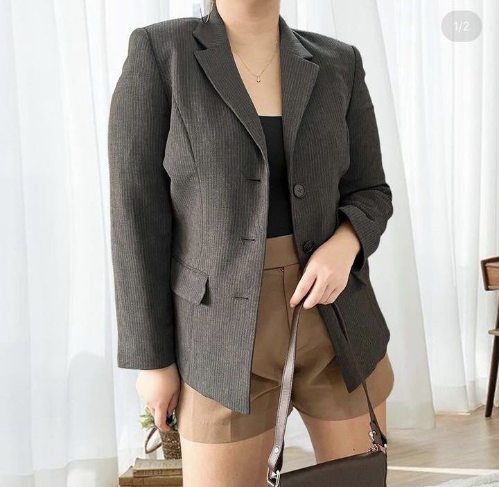 Gray Coat (Category: Coats, Jackets and Outerwear) located in Las Pinas. Submitted by heykish (Listing ID 1276591237, Image 1). Description: Gray Coat Medium Sf c/o buyer.
