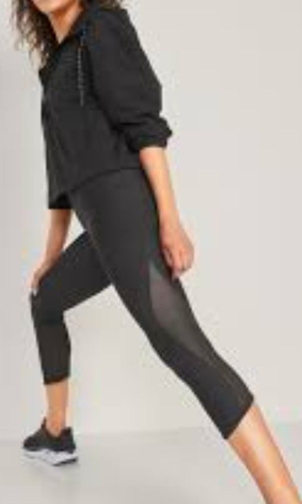 LOU & GREY PowerSoft MESH-panel Crop Leggings for Women, Women's Fashion,  Activewear on Carousell