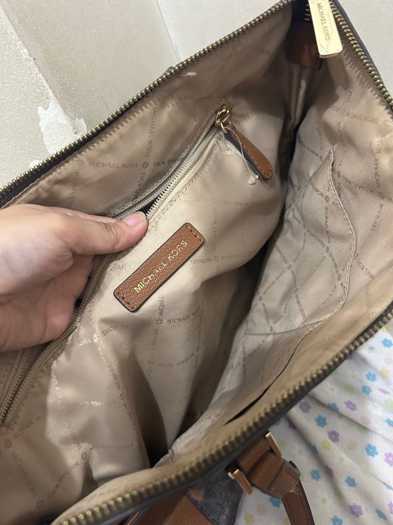 Michael Kors Charlotte Tote bag (Category: Luxury Bags & Wallets) located in Quezon City. Submitted by thebagkarmaph (Listing ID 1276566009, Image 3). Description: No major flaw but needs bag spa or cleaning SF is c/o buyer Shipping will be done on weekends if outside metro manila.