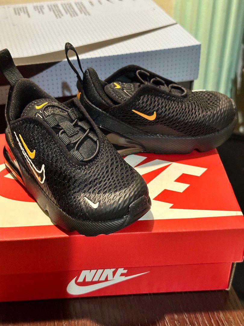 Nike air max discount motion black and gold