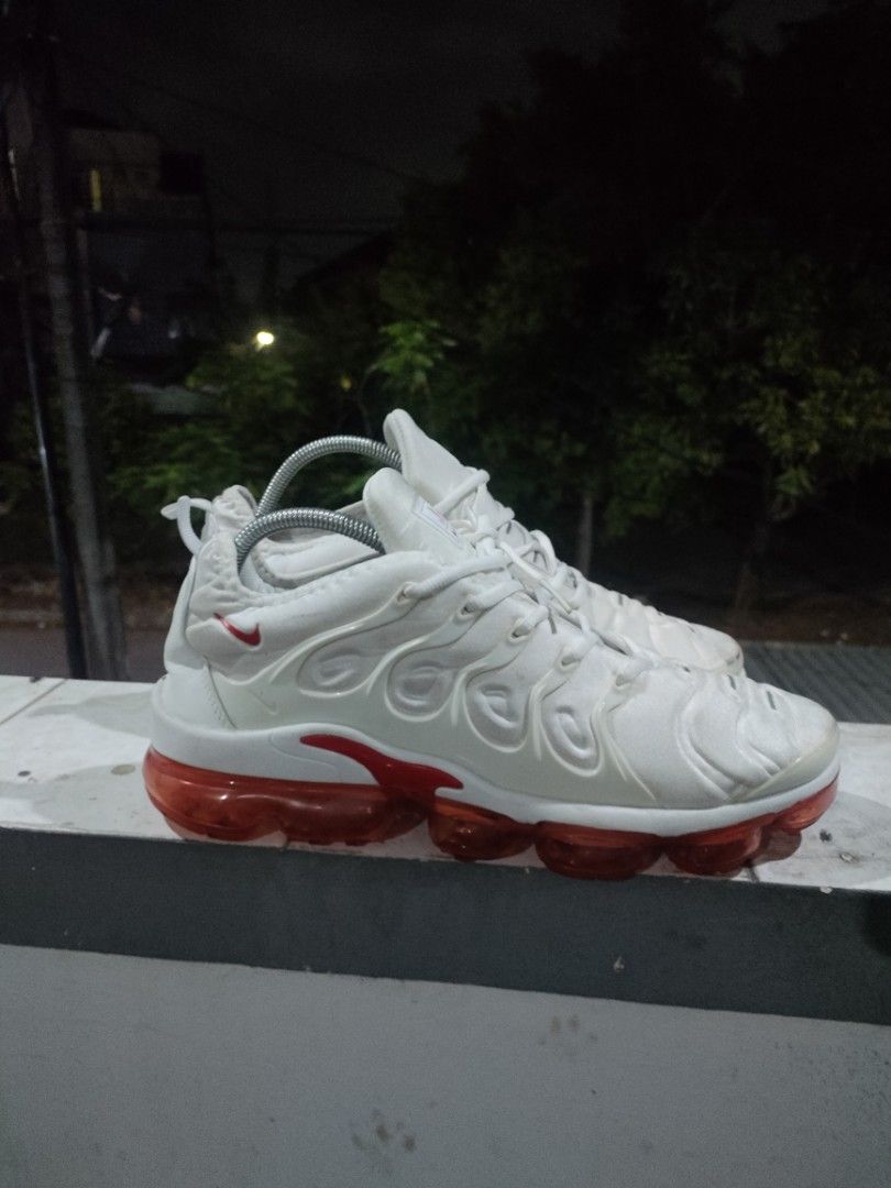air vapormax plus white university red