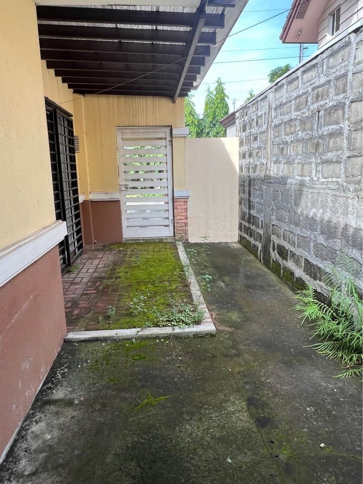 Preowned 4 BR House in Herencia Mabiga Mabalacat, Property, For Sale